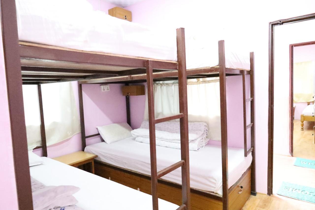 Margik Backpackers Hostel Pokhara Bagian luar foto